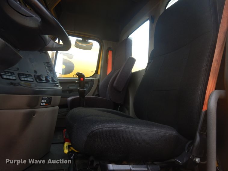 image for item JZ9839 2018 Freightliner Cascadia 125  semi truck