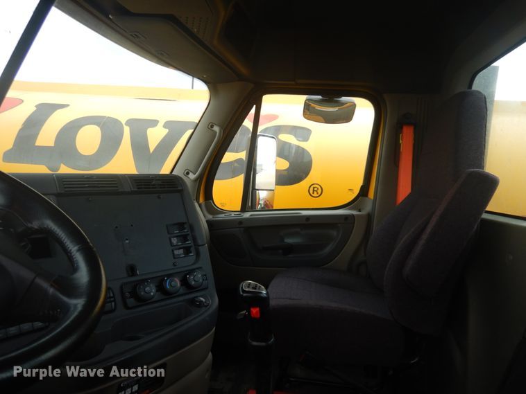 image for item JZ9839 2018 Freightliner Cascadia 125  semi truck