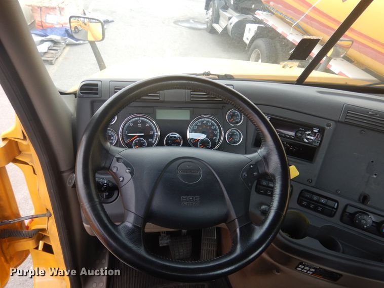 image for item JZ9839 2018 Freightliner Cascadia 125  semi truck