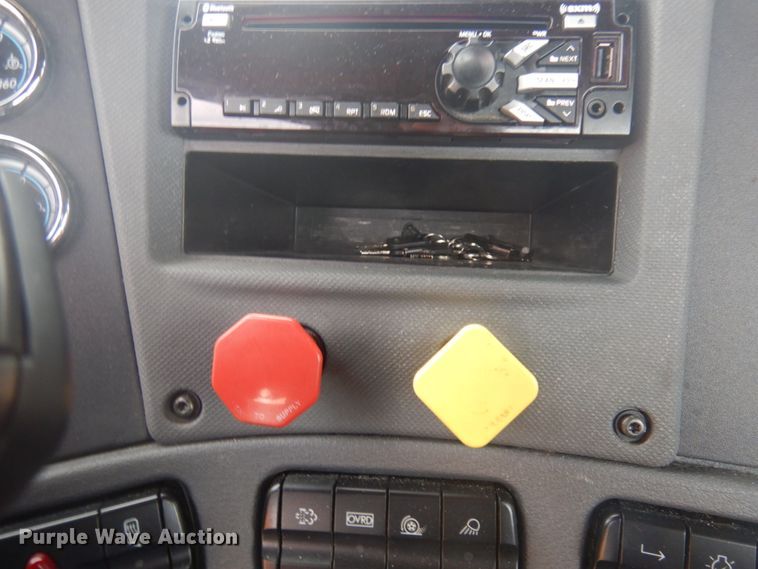 image for item JZ9839 2018 Freightliner Cascadia 125  semi truck