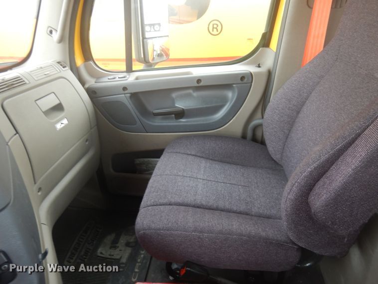 image for item JZ9839 2018 Freightliner Cascadia 125  semi truck