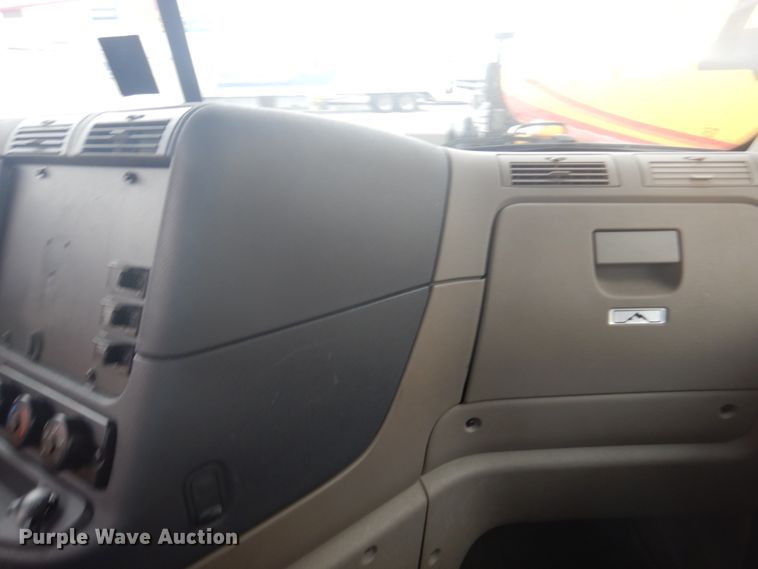 image for item JZ9839 2018 Freightliner Cascadia 125  semi truck