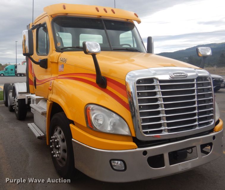 image for item JZ9840 2016 Freightliner Cascadia 125  semi truck