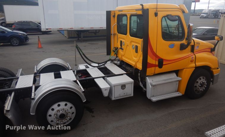 image for item JZ9840 2016 Freightliner Cascadia 125  semi truck