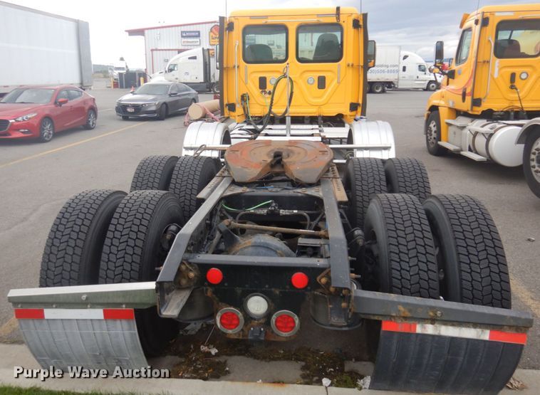 image for item JZ9840 2016 Freightliner Cascadia 125  semi truck