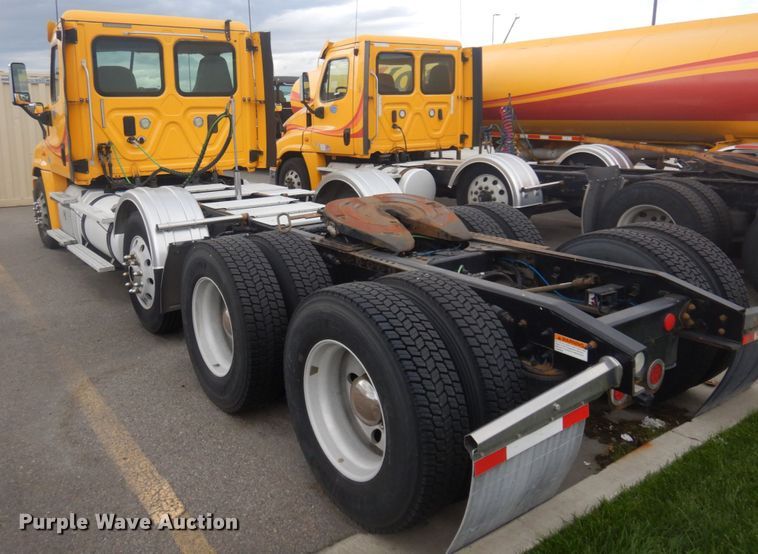 image for item JZ9840 2016 Freightliner Cascadia 125  semi truck