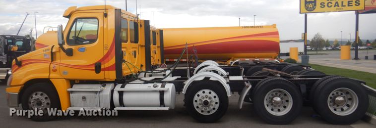 image for item JZ9840 2016 Freightliner Cascadia 125  semi truck