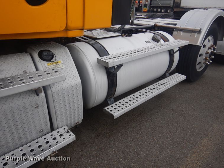 image for item JZ9840 2016 Freightliner Cascadia 125  semi truck