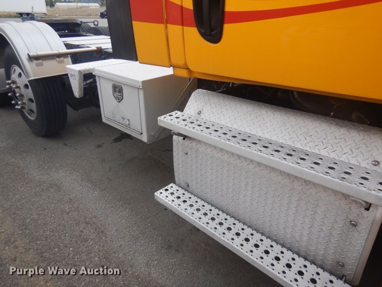 image for item JZ9840 2016 Freightliner Cascadia 125  semi truck