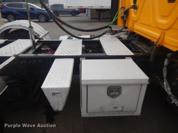 image for item JZ9840 2016 Freightliner Cascadia 125  semi truck