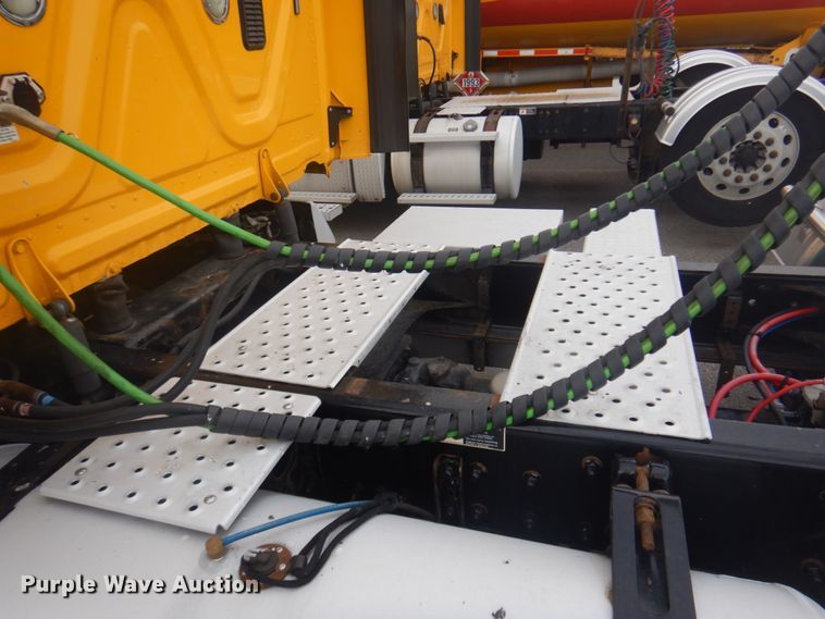 image for item JZ9840 2016 Freightliner Cascadia 125  semi truck