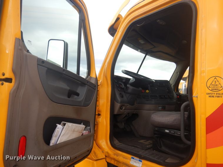 image for item JZ9840 2016 Freightliner Cascadia 125  semi truck