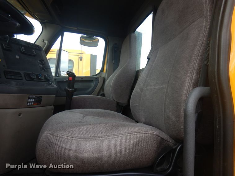 image for item JZ9840 2016 Freightliner Cascadia 125  semi truck