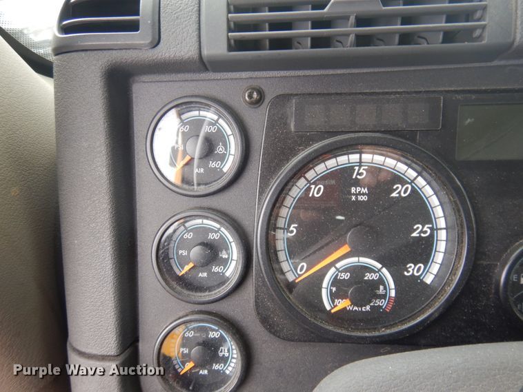 image for item JZ9840 2016 Freightliner Cascadia 125  semi truck