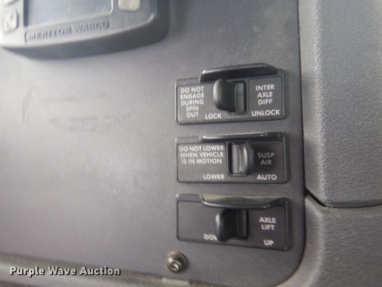 image for item JZ9840 2016 Freightliner Cascadia 125  semi truck