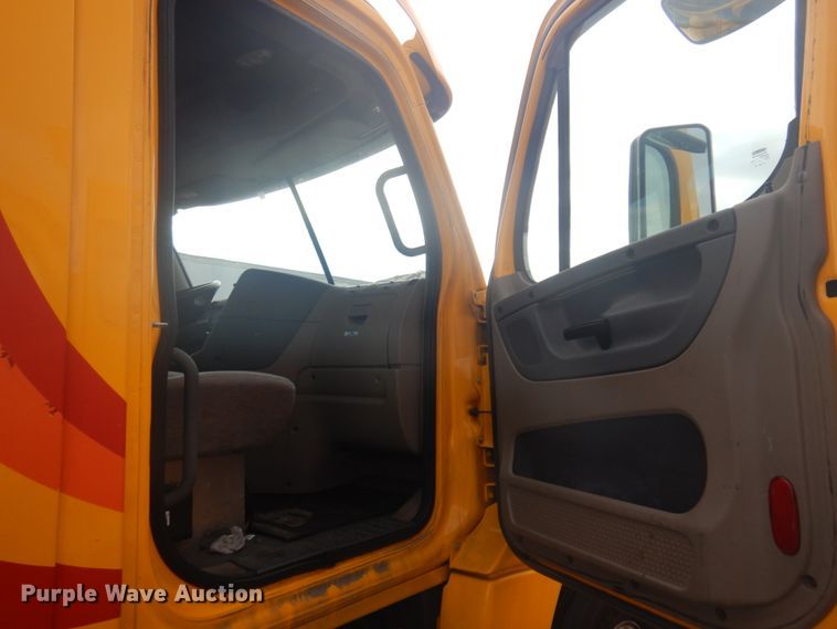 image for item JZ9840 2016 Freightliner Cascadia 125  semi truck