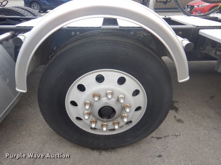 image for item JZ9840 2016 Freightliner Cascadia 125  semi truck