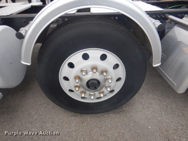 image for item JZ9840 2016 Freightliner Cascadia 125  semi truck