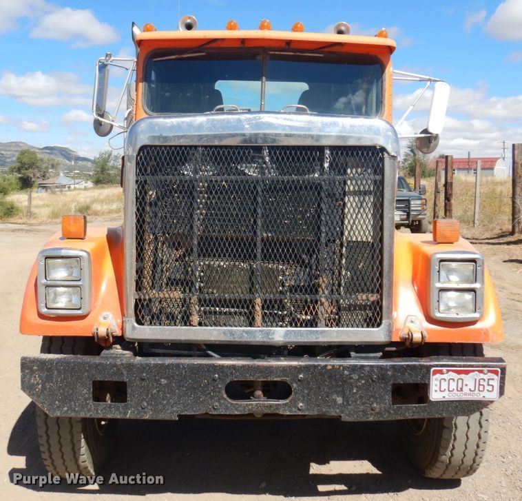 image for item JZ9846 1992 International 9300  truck cab and chassis