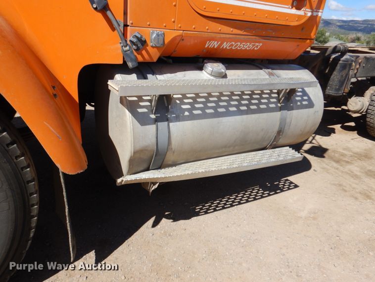 image for item JZ9846 1992 International 9300  truck cab and chassis