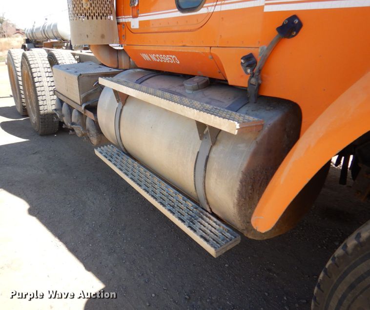 image for item JZ9846 1992 International 9300  truck cab and chassis