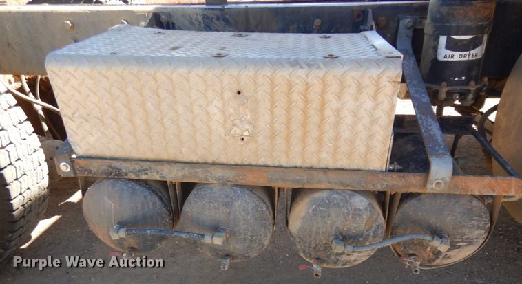 image for item JZ9846 1992 International 9300  truck cab and chassis