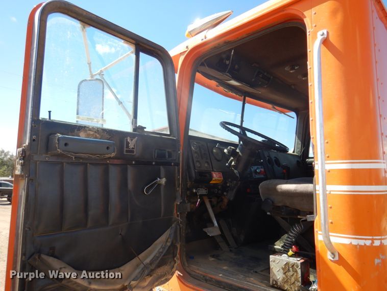 image for item JZ9846 1992 International 9300  truck cab and chassis