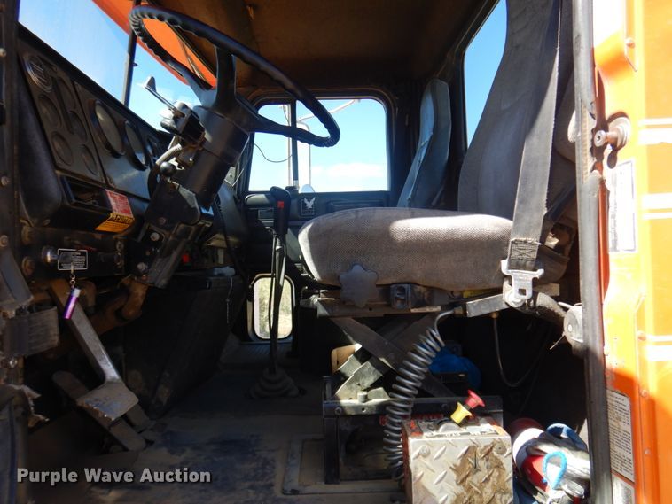 image for item JZ9846 1992 International 9300  truck cab and chassis