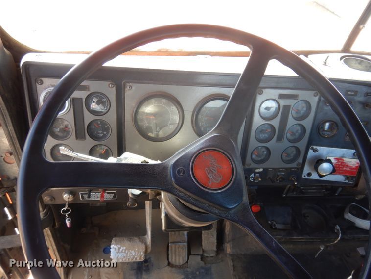 image for item JZ9846 1992 International 9300  truck cab and chassis