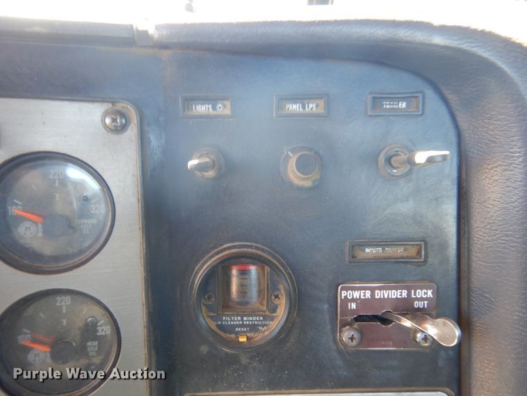 image for item JZ9846 1992 International 9300  truck cab and chassis