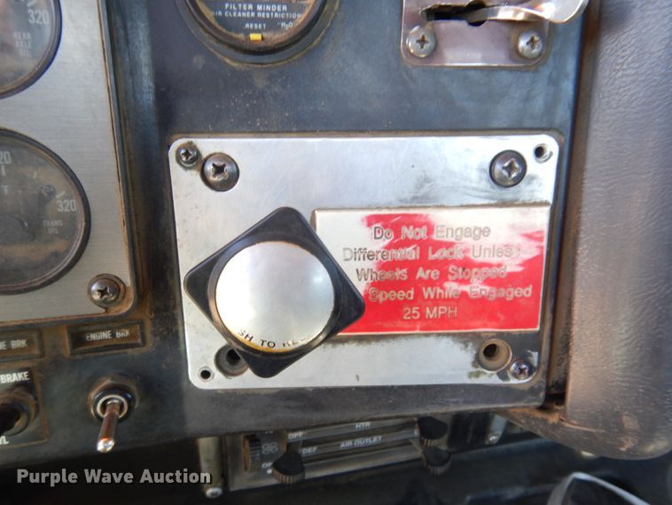 image for item JZ9846 1992 International 9300  truck cab and chassis