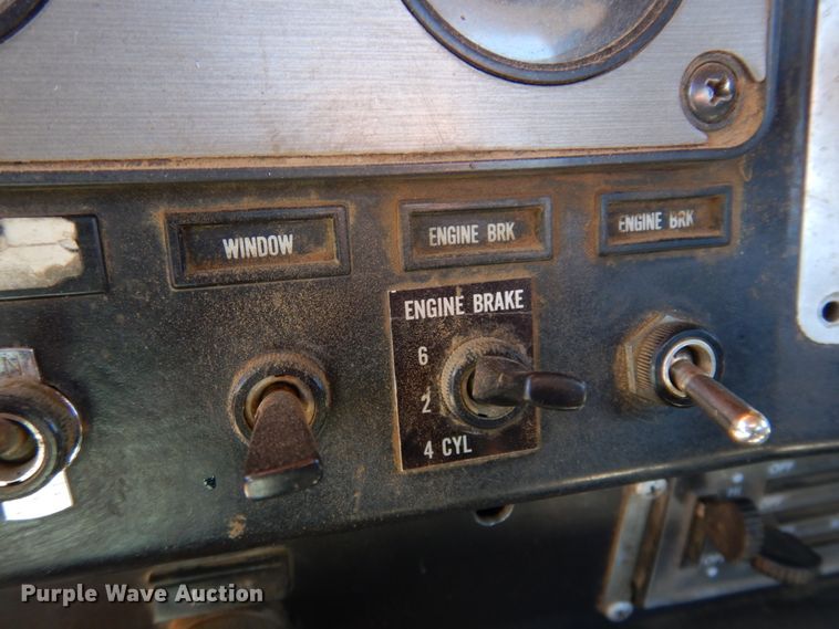 image for item JZ9846 1992 International 9300  truck cab and chassis