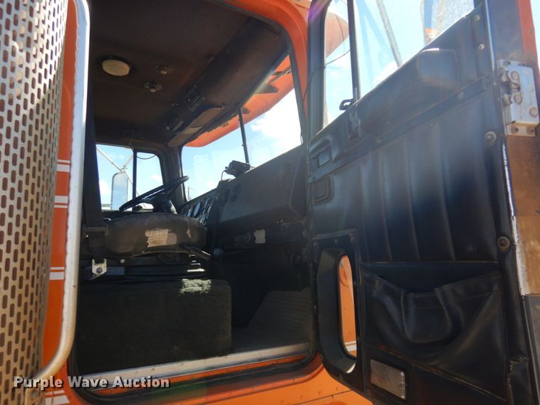 image for item JZ9846 1992 International 9300  truck cab and chassis