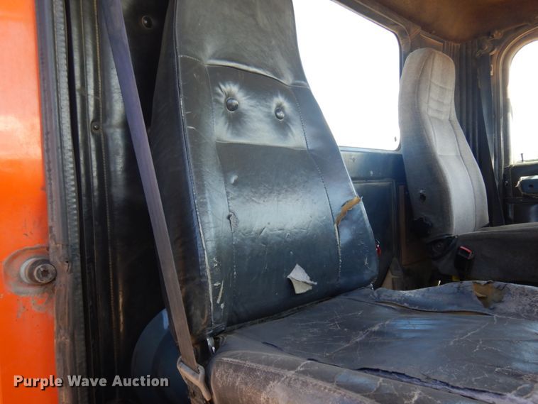 image for item JZ9846 1992 International 9300  truck cab and chassis