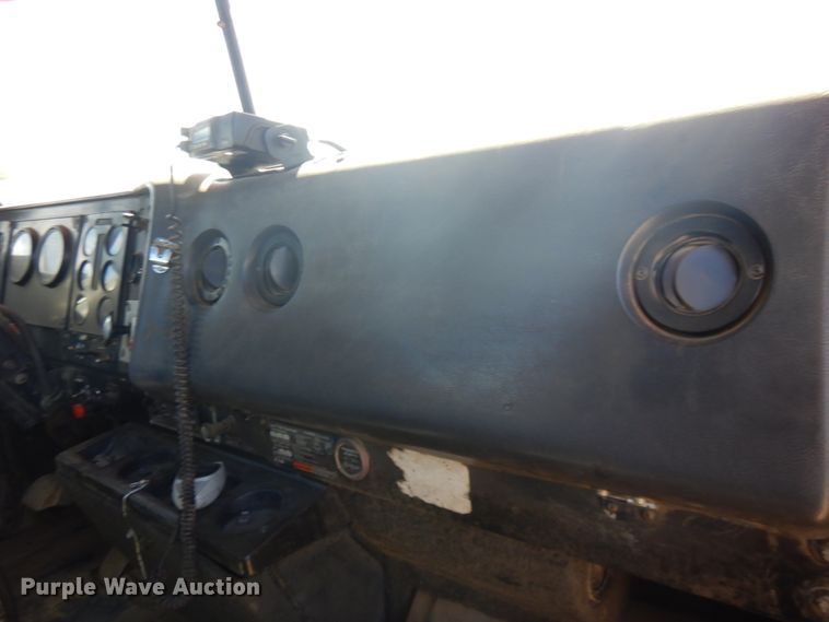 image for item JZ9846 1992 International 9300  truck cab and chassis