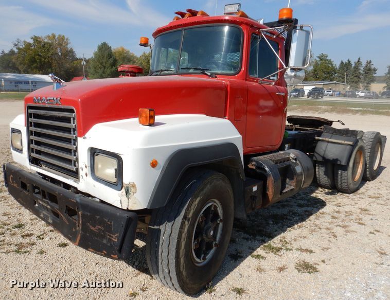 image for item KA9433 1992 Mack RD690S  semi truck