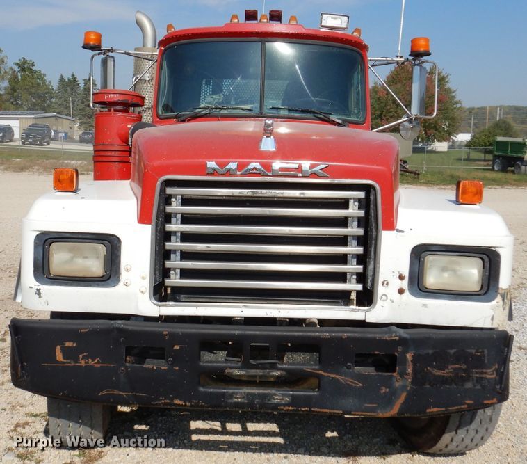 image for item KA9433 1992 Mack RD690S  semi truck