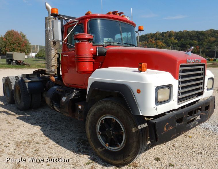 image for item KA9433 1992 Mack RD690S  semi truck