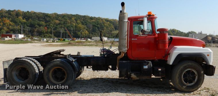 image for item KA9433 1992 Mack RD690S  semi truck