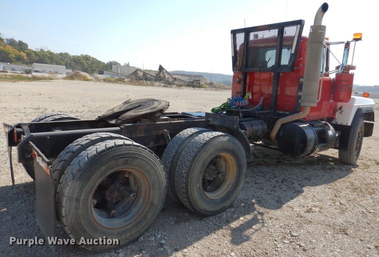 image for item KA9433 1992 Mack RD690S  semi truck
