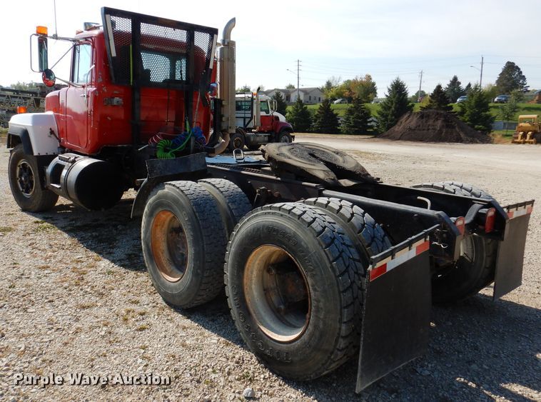 image for item KA9433 1992 Mack RD690S  semi truck