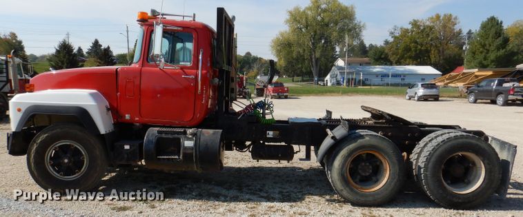 image for item KA9433 1992 Mack RD690S  semi truck