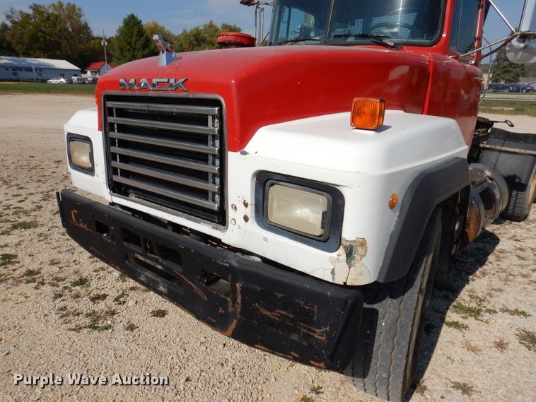 image for item KA9433 1992 Mack RD690S  semi truck