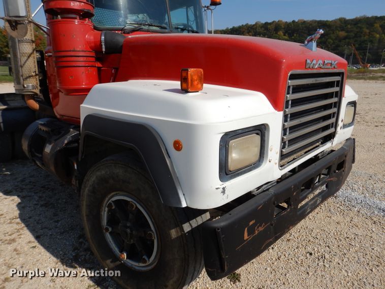 image for item KA9433 1992 Mack RD690S  semi truck