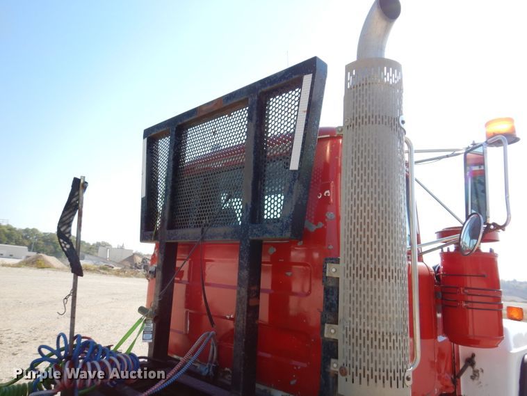 image for item KA9433 1992 Mack RD690S  semi truck