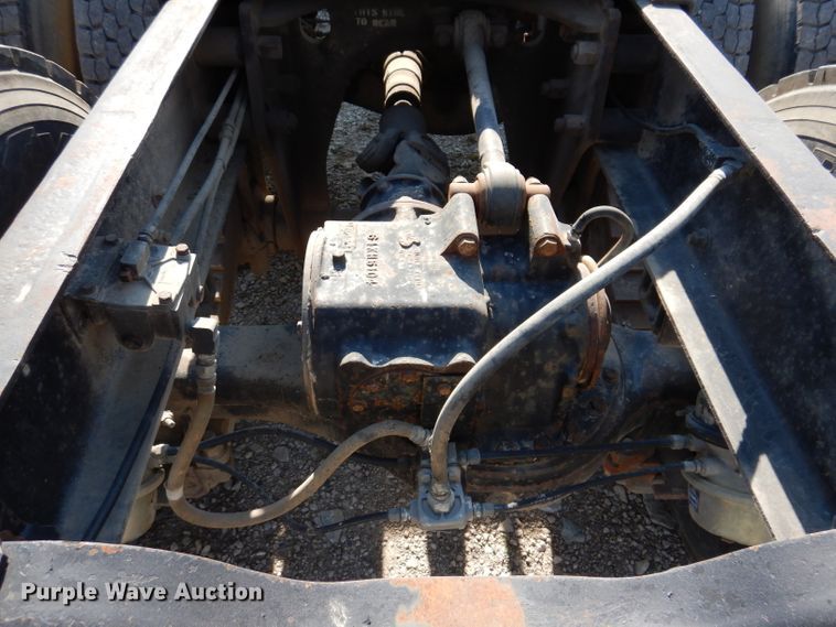 image for item KA9433 1992 Mack RD690S  semi truck