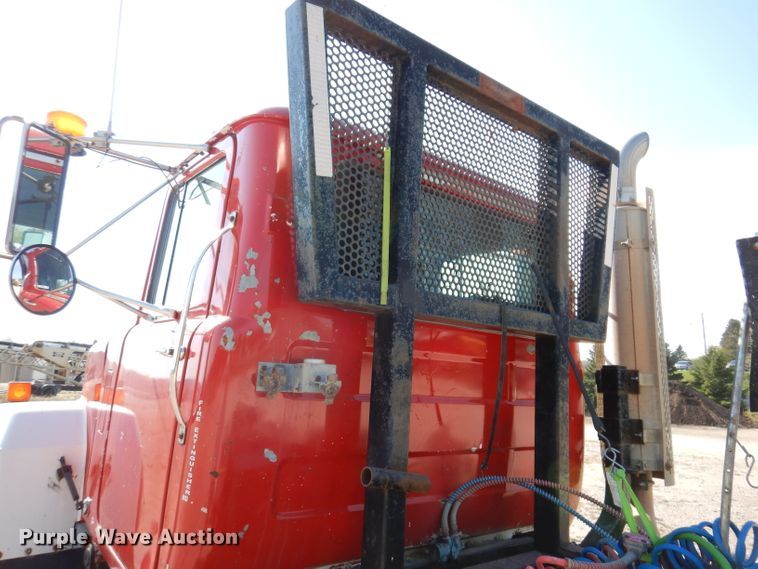 image for item KA9433 1992 Mack RD690S  semi truck