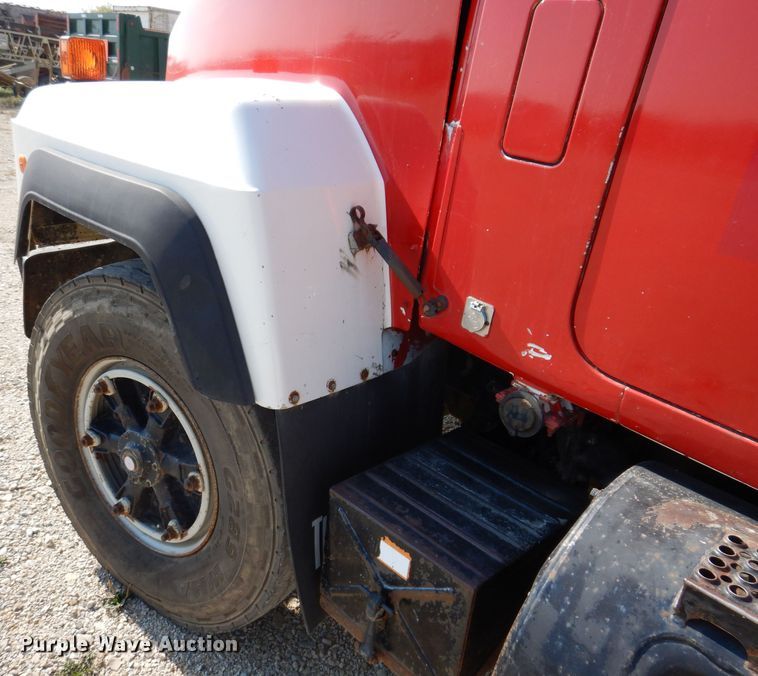 image for item KA9433 1992 Mack RD690S  semi truck