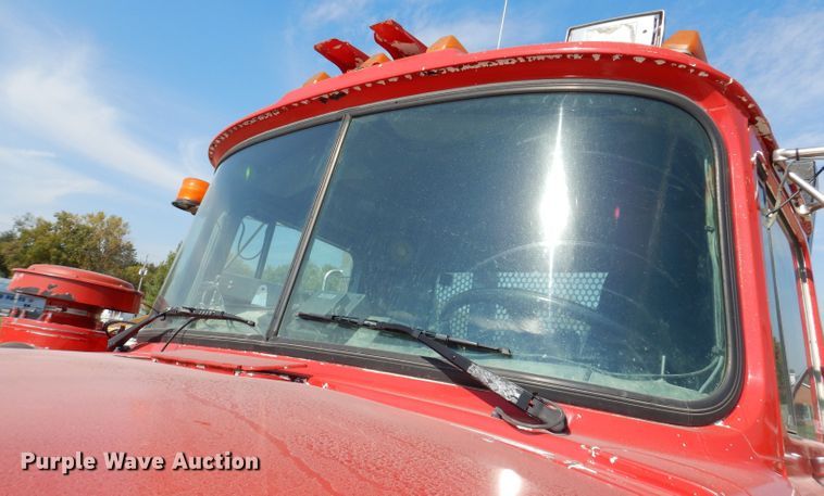 image for item KA9433 1992 Mack RD690S  semi truck