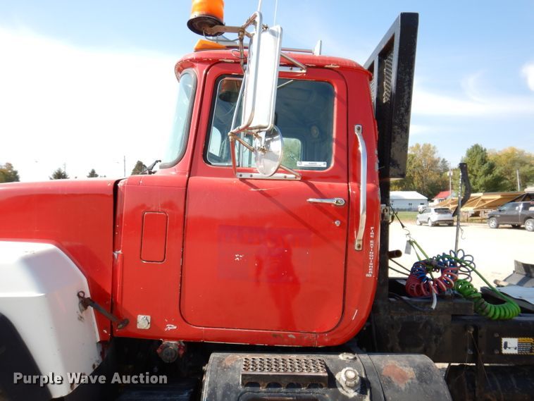 image for item KA9433 1992 Mack RD690S  semi truck